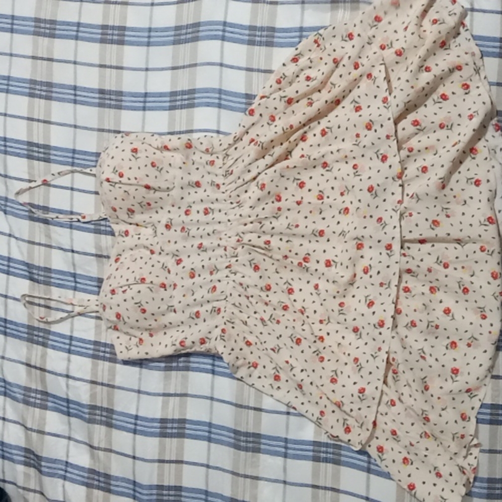 A beautiful summer flower print dress.